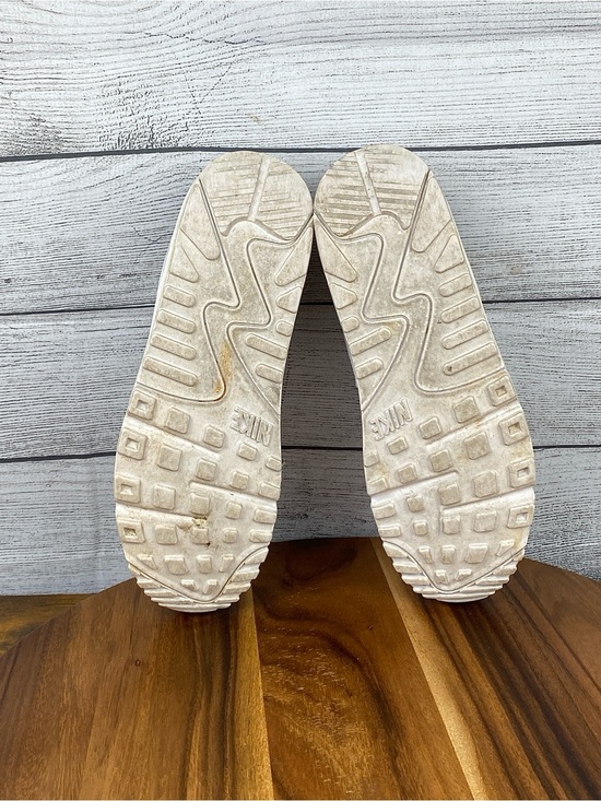 Athletic_Shoes